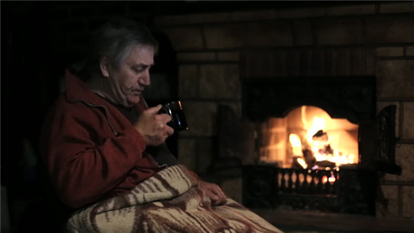 科學(xué)解釋:為什么壁爐有了爐門玻璃,反而取暖效果更好.jpg 科學(xué)解釋:為什么壁爐有了爐門玻璃,反而取暖效果更好.jpg