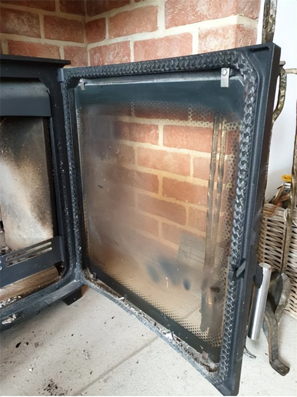 壁爐觀火面玻璃變黑.jpg 壁爐觀火面玻璃變黑.jpg